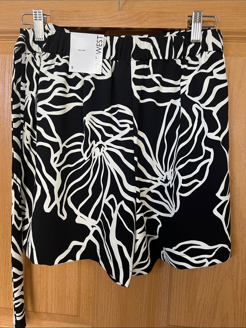 NWT Nine West Black and White Floral Tie-Waist Skort